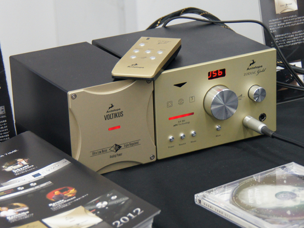 Antelope Audio社の高性能D/Aコンバーター兼プリアンプ「ZODIAC GOLD」と専用電源ユニット「VOLTIKUS」が目を引くフックアップのブース