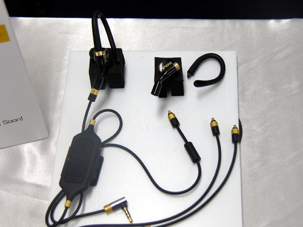CAVジャパンは「SOUL」ブランドのBluetoothヘッドフォンを参考展示。イヤホン側のケーブルを付け替えることでワイヤードヘッドフォンにもなる