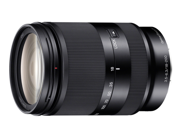 Eマウント用の新レンズ「E 18-200mm F3.5-6.3 OSS LE」（希望小売価格9万3450円）も6月中旬に発売予定。460gと軽量なのが特徴だ
