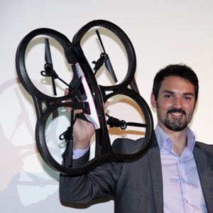 ASCII.jp：アクロバット飛行もVeryEasy！ スマホヘリ「AR.Drone」が2.0に