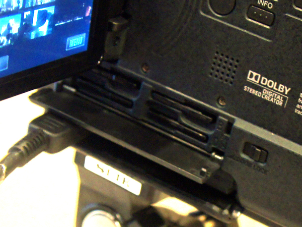 HDMI端子の上にあるカバーを開くと、SDメモリーカードスロット×4が並ぶ