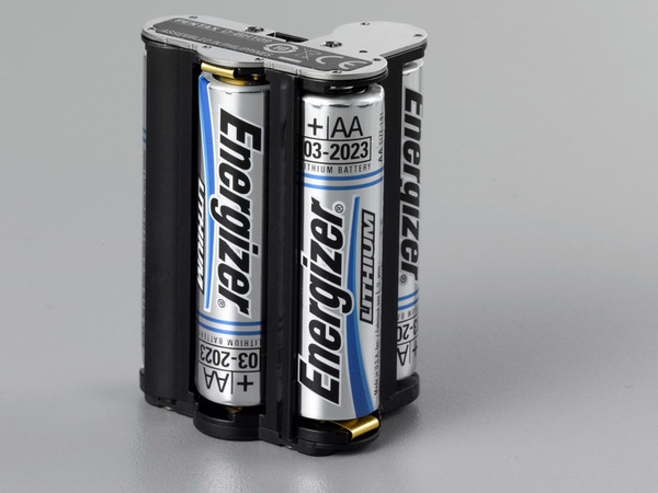 リチウムイオンバッテリー以外に、別売の電池フォルダー（D-BH109）を使用することで単三電池×4本で稼動させることもできる