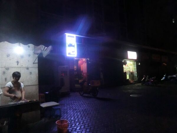 深夜のネットカフェの入口は、屋台やコンビニとともにこうこうと明かりがともっている