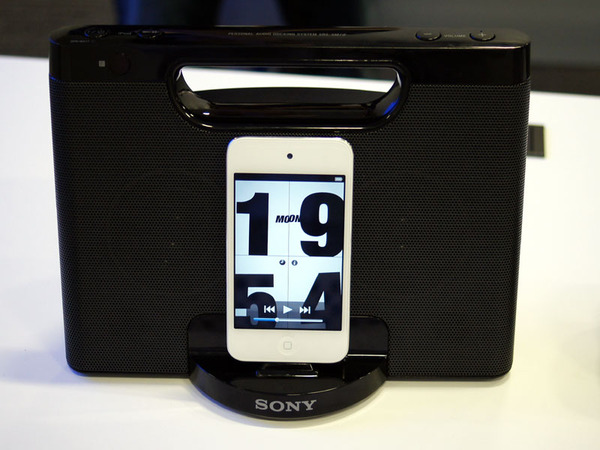「SRS-GM7IP」。iPhone/iPodに専用アプリを導入することで目覚まし時計として使える