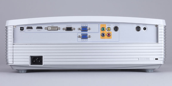 接続端子はHDMI入力が2系統のほか、PC用としてDVI入力とD-Sub入力を備える。このほか、コンポーネント入力、S入力、コンポジット入力もある