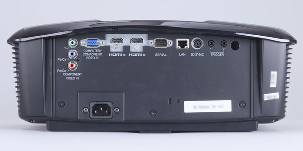 背面にある入力端子。HDMI入力2系統のほか、D-Sub入力、コンポーネント端子、3Dメガネ用のトランスミッター出力などがある