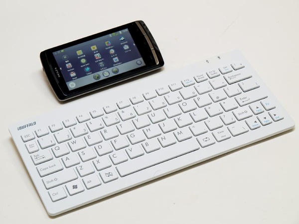 iPadなどを意識したのかフラットで光沢感のある表面の「BSKBB06」シリーズ。ホワイトとブラックの2モデルがある