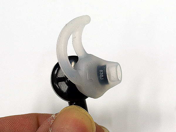 カナル型のように耳の穴の奥に押し込むタイプではなく、ポート部分は小さめ。耳にフィットさせるサポートの形状が独特