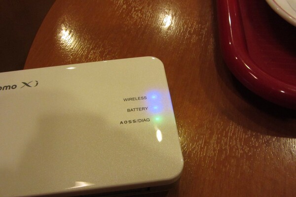 作業をするならWIRELESSの表示が青（LTE接続）や水色（3G接続）になるカフェは避けなければならない