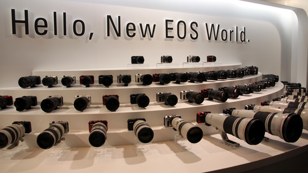 「EOS M」の発表会場。EFレンズを装着したEOS Mが大量に展示されていた