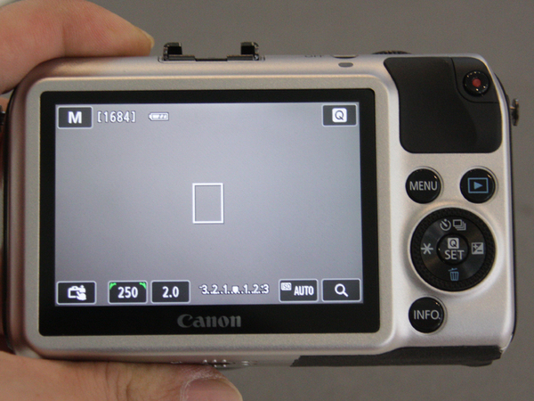 マニュアル撮影時の液晶画面。タッチパネル式で、上下のアイコンに触れることで設定が可能
