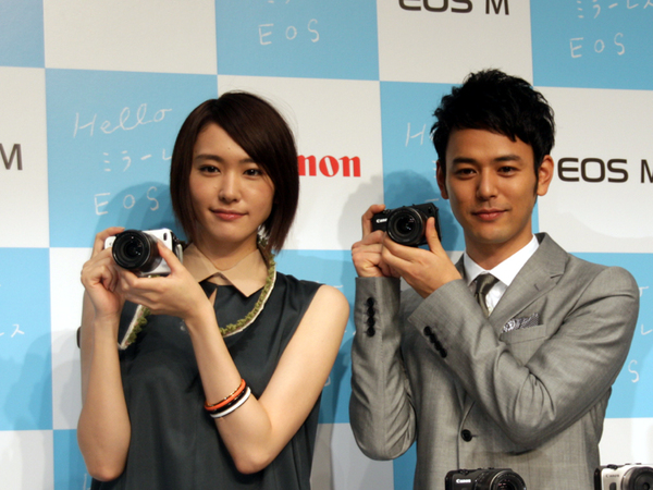 CMイメージキャラクターである新垣結衣さん（左）と妻夫木聡さん（右）