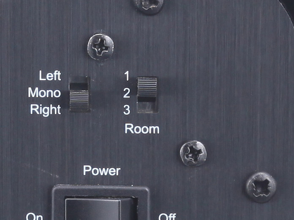 スピーカー背面にある「ROOM」と書かれたスイッチ。これを設定することで家の中で複数のXeoが共存できる
