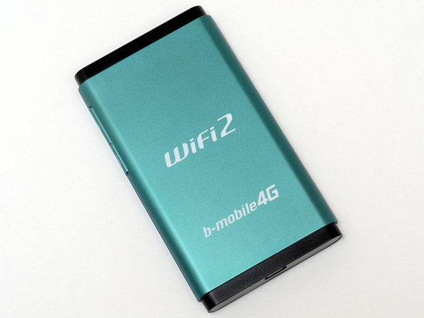 モバイルルーターの「b-mobile4G WiFi2」。カラーは「アイリッシュグリーン」