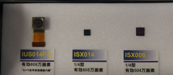 中央にあるのが「ISX014」で、右にあるのは従来のCMOSセンサー（ISX006）。サイズが小型化している