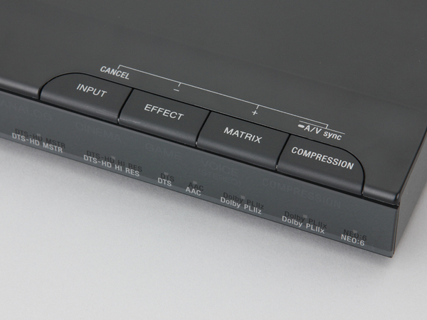 上面の操作ボタン。入力切り替えやサラウンドモードなど、一通りの操作が可能。映像と音のズレを調整するA/Vシンク機能も備える