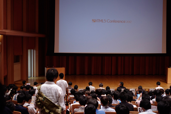 HTML5 Conference 2012の会場の様子。大勢の開発者らで席は満席に
