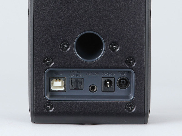 右側スピーカーの背面にある入力端子。USB端子のほか、光デジタル入力、アナログ音声入力もあり、薄型テレビや携帯プレーヤーなどとも接続可能