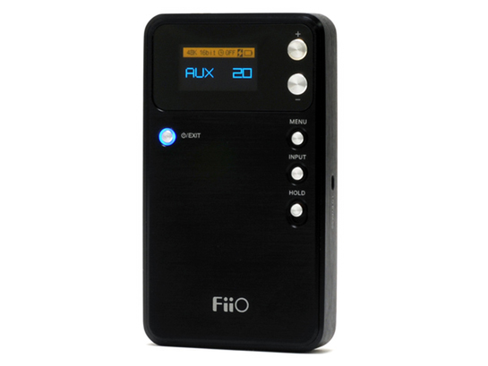 オヤイデ電気が販売する「Fiio E17」（実売価格2万円前後）はポータブルヘッドフォンアンプとしても動作するUSB DAC。比較的安価ながら96KHzに対応する