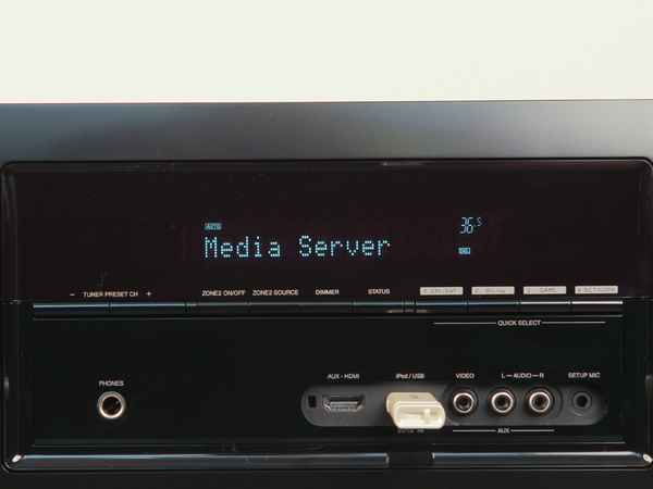 本体のディスプレーに1行表示でメニューが表示されるので、テレビなしでも操作可能。写真はDLNA再生でメディアサーバーを選択したところ