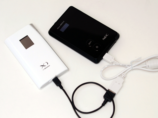 USB給電が可能。ほかの機器の充電が可能で、写真ではモバイルルーターを充電中