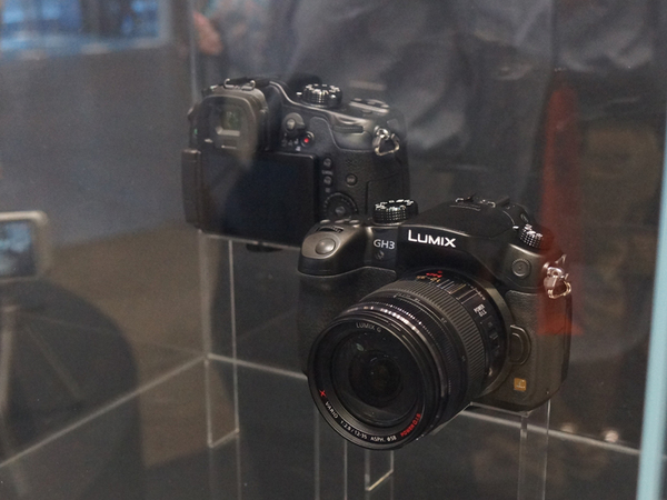 国内未発表のミラーレス一眼カメラ「LUMIX GH3」を参考展示。無線LANを内蔵する