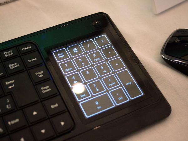付属のキーボード右側にタッチパネルを搭載。通常はタッチパッドとして使うのだが、ボタンを押すことでテンキーが表示される