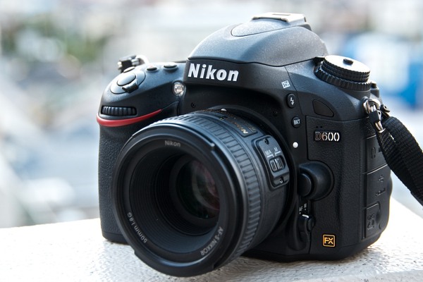 ミドルクラスのフルサイズ一眼レフ「ニコン D600」。レンズは50mmF1.8の単焦点レンズをつけてある
