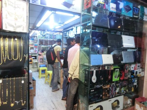 インドの電脳街でのPCショップ。タブレットも売られている