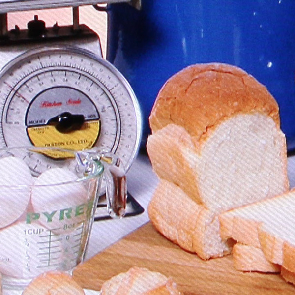 食品や食器を並べたテスト映像をDIGAで表示。食パンの質感をはじめ、素材の質感がよりよく再現される