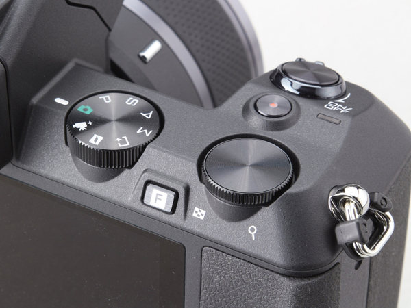 撮影モードを選択できるモードダイヤルと、押しこむ事でボタン機能も兼ね備えたダイヤルが備わる。撮影モードによって特別な機能を呼び出す「フューチャーボタン」も健在
