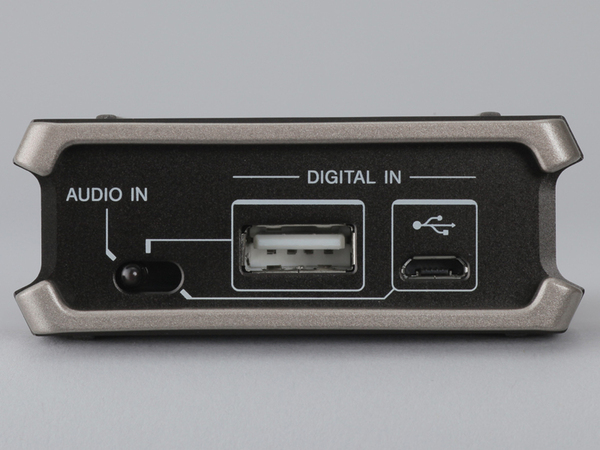 後ろ側の接続端子には、USB端子が2つ（micro端子とB端子）がある。iPhone 5との接続ではB端子を使う