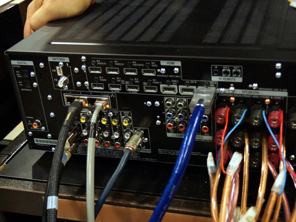 背面の端子部。有線LANポートが4つある。音響機器用のハブとして機能する