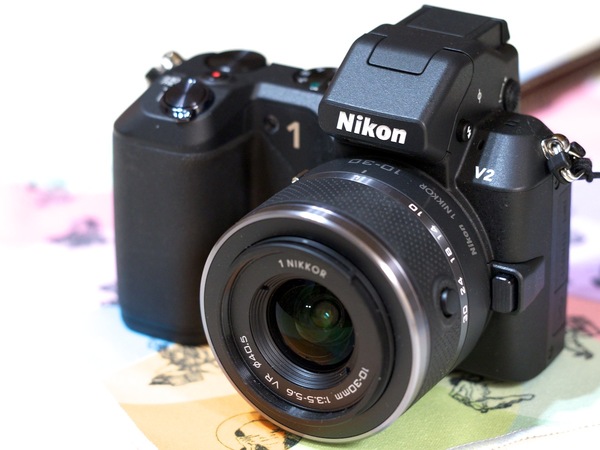 標準ズームの10-30mmを装着した「Nikon1 V2」。凸凹しててなかなか可愛い