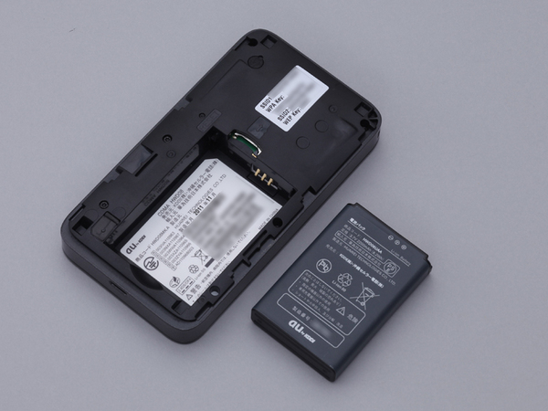 今回紹介するファーウエイ端末で唯一背面カバーが開く。microSDカードスロットが見えるがSIMカードは内蔵されているかスロットが見当たらない。バッテリー容量は2200mAh