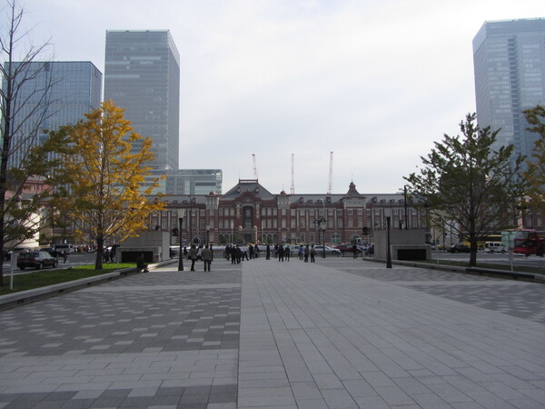 元のスタイルに復元された東京駅舎前