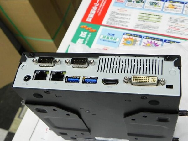 ASCII.jp：厚さ38mmの小型＆薄型ベアボーン「DS61」がShuttleから発売