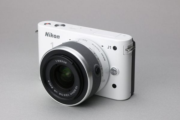 「Nikon 1 J1」の本体サイズは幅106×奥行き29.8×高さ61mmで、メディアとバッテリー込みの重量は約277g。ミラーレス一眼の中では小さいほうだ