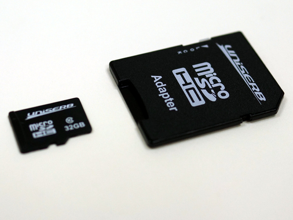 microSDカードはアダプターが付属していることが多く、通常のSDメモリーカードスロットでも利用できる