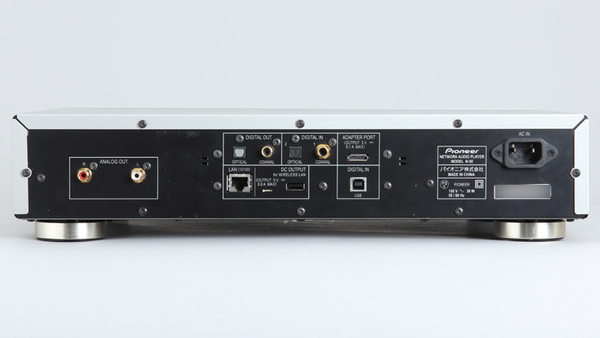 N-50の背面パネル。出力端子はアナログで、LAN端子のほか各種のデジタル入力に対応。PCと接続するためのUSB端子もある