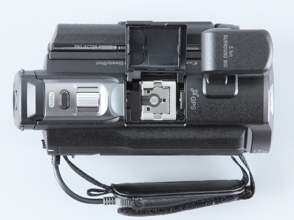 PJ790Vの上部の写真。アクティブシューはソニー製カメラと共通のマルチインターフェースシュー採用となった。従来のアクセサリーは変換アダプターなどを使用して使える