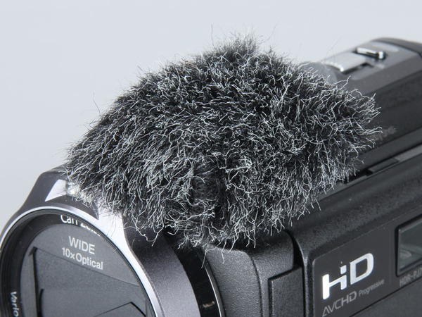 HDR-PJ790Vにウインドスクリーンを装着した状態。物理的な保護と、電子的なノイズ低減の両方で風切り音を大幅に低減できる
