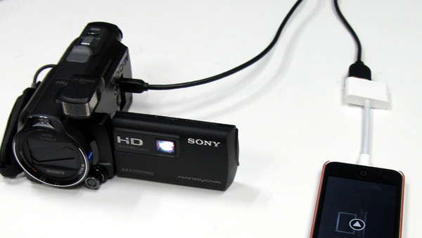 ソニーのビデオカメラは液晶背面にプロジェクターを搭載するモデルが多い