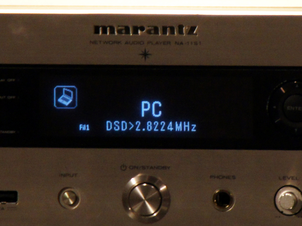DSDは2.8224MHzが正式対応だが、実際には5.6448MHzの音源の再生も可能とのこと。その場合、前面の表示は「DSD>2.8224MHz」となる