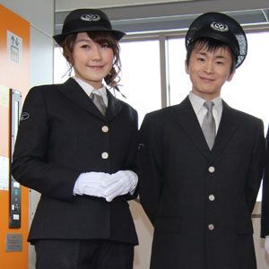 Ascii Jp 阿部敦と佐藤利奈が車掌姿に とあるモノレール 初運行