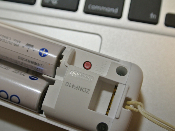 Wiiリモコン背面の電池カバーを外して、赤いボタンを押す。リモコン正面のLEDが点滅する