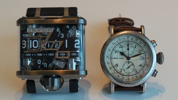 実はどちらもクォーツ腕時計だが、Devon社のThread1（左）は、従来の腕時計の既成概念からの脱却を測った腕時計。一方、RELAX VINTAGE（右）は腕時計の原点復帰とクラシカルイメージの再生を図った腕時計