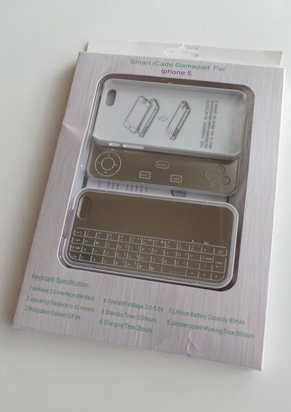 名前は「Smart iCade Gamepad For iphone5」となっているが、QWERTY配列のキーボードも一緒に入っている
