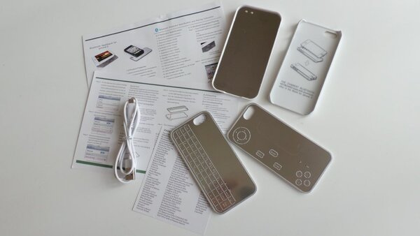 同梱品はこれですべて。iPhone 5専用ケース（右上）、充電ドッキングステーション（左上）、QWERTYキーボード（左下）、Gamepad（右下）あとは充電USBケーブルと解説書