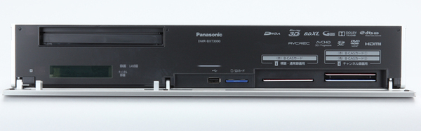 DMR-BXT3000の正面パネルを開いたところ。少々無骨な見た目になっているが、チャンネル表示などのディスプレーも備える。3つのB-CASカードスロットのほかには、USB端子とSDメモリーカードスロットがある